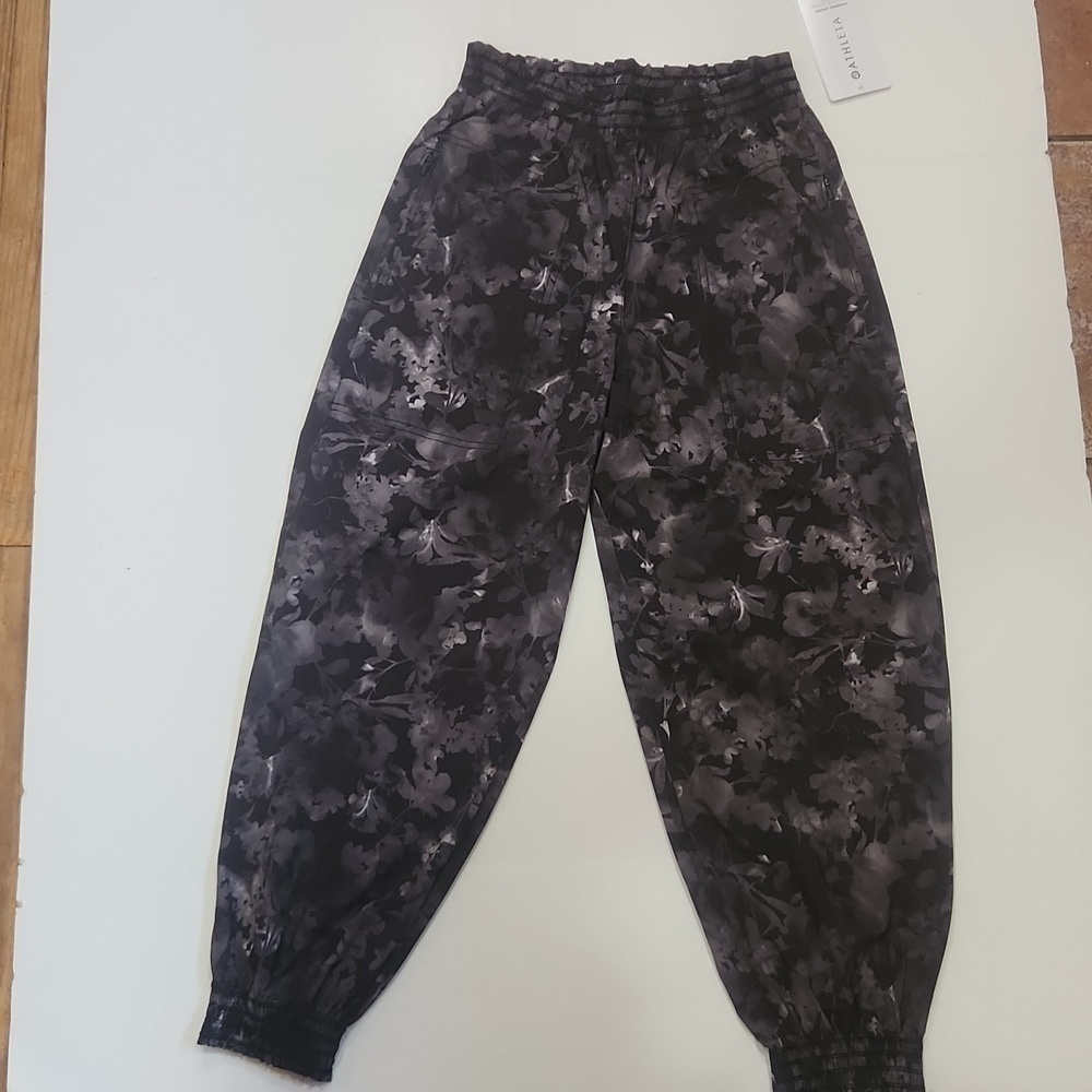 Athleta Savannah black and gray floral pants NWT size 2P